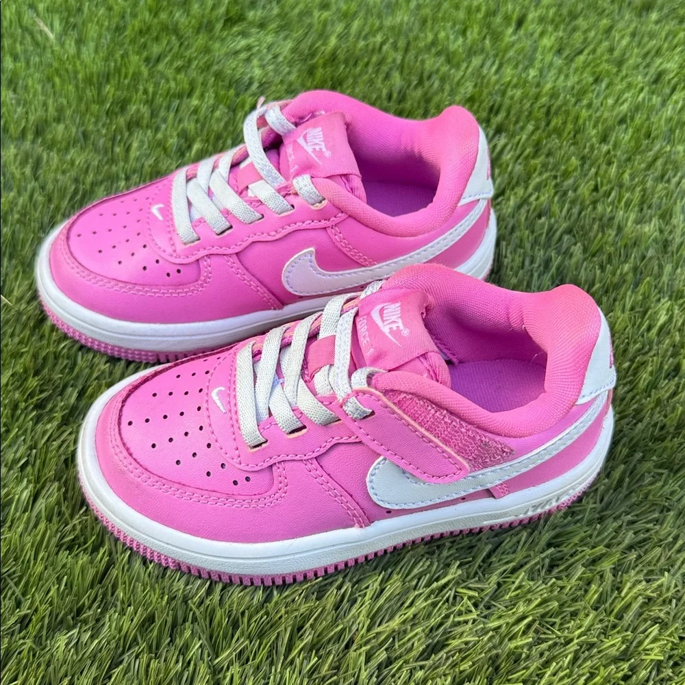 Nike Kids Sneakers in Vibrant Pink and White Size US 8C